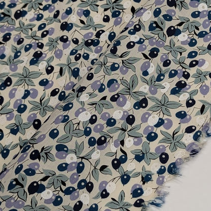 リバティ・ファブリックス　タナローン　Berry Bouquet　ベリー・ブーケ　ブルー　約108×50cm