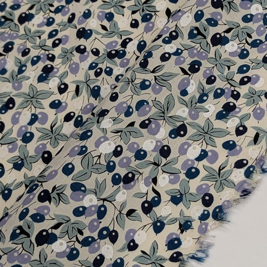 リバティ・ファブリックス　タナローン　Berry Bouquet　ベリー・ブーケ　ブルー　約108×50cm