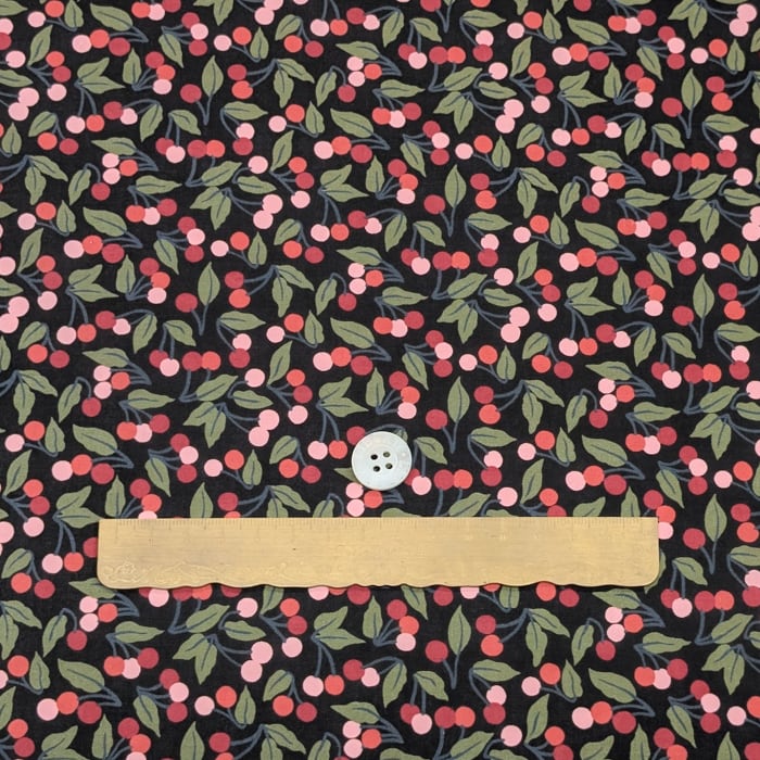 リバティ・ファブリックス　タナローン　Cherry Drop　チェリー・ドロップ　ブラック地/ピンク　約108×50cm