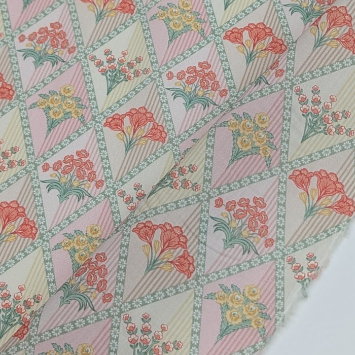 リバティ・ファブリックス　タナローン　Floral Harlequin　フローラル・ハーレクイン　ライトピンク/イエロー　約108×50cm