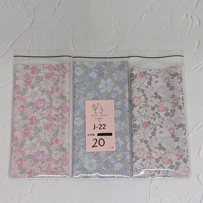 説明欄確認要《J-22》生地幅×20cm リバティ・ジャパン　LIBERTY　タナローン　カットクロス　ハギレ　★HHF別注★　Betsy　ベッツィ