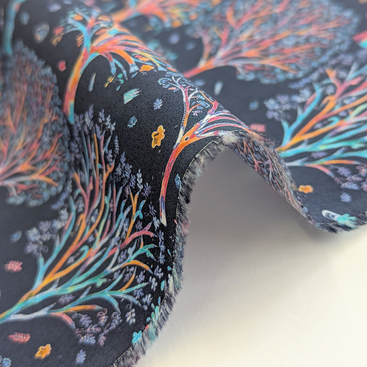 ◆輸入　リバティ　LIBERTY　タナローン　The Artist's Tree Navy　ザ・アーティスツ・ツリー　ネイビー　約130×50cm