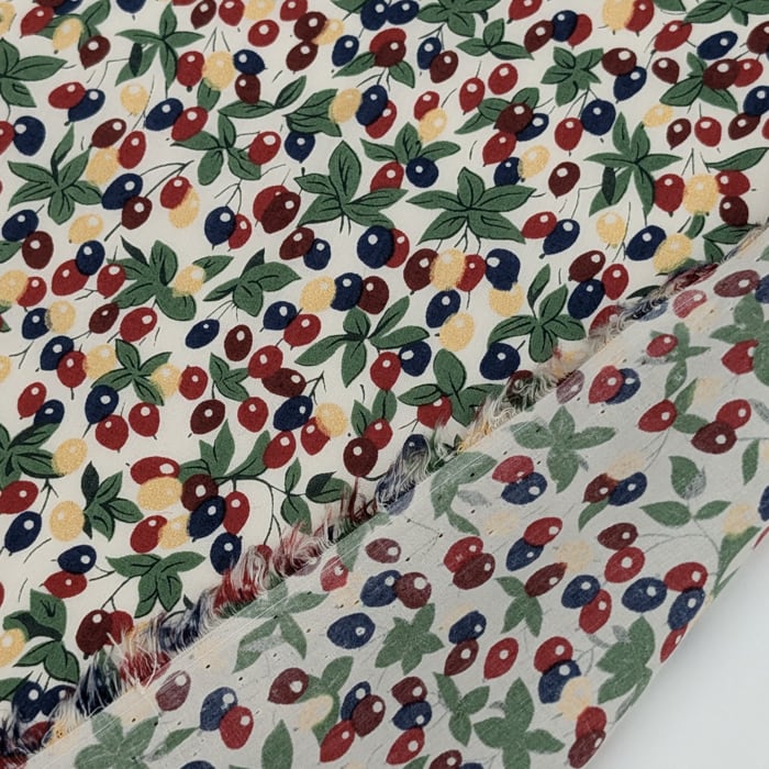リバティ・ファブリックス　タナローン　Berry Bouquet　ベリー・ブーケ　レッド/ネイビー　約108×50cm