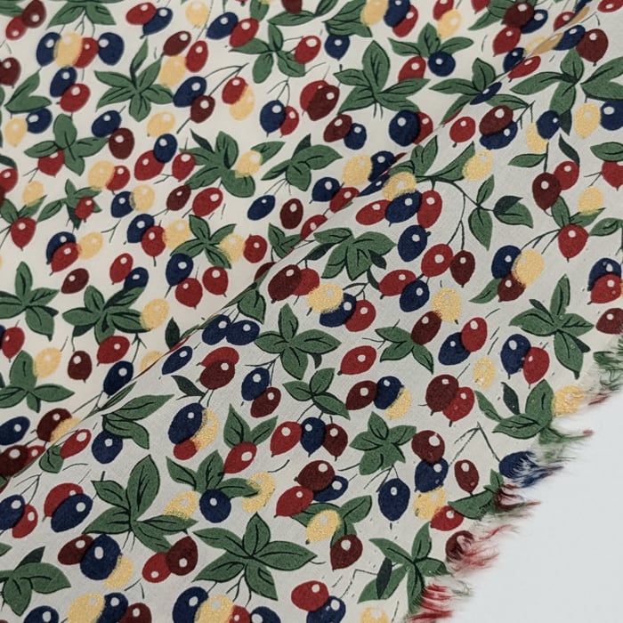 リバティ・ファブリックス　タナローン　Berry Bouquet　ベリー・ブーケ　レッド/ネイビー　約108×50cm