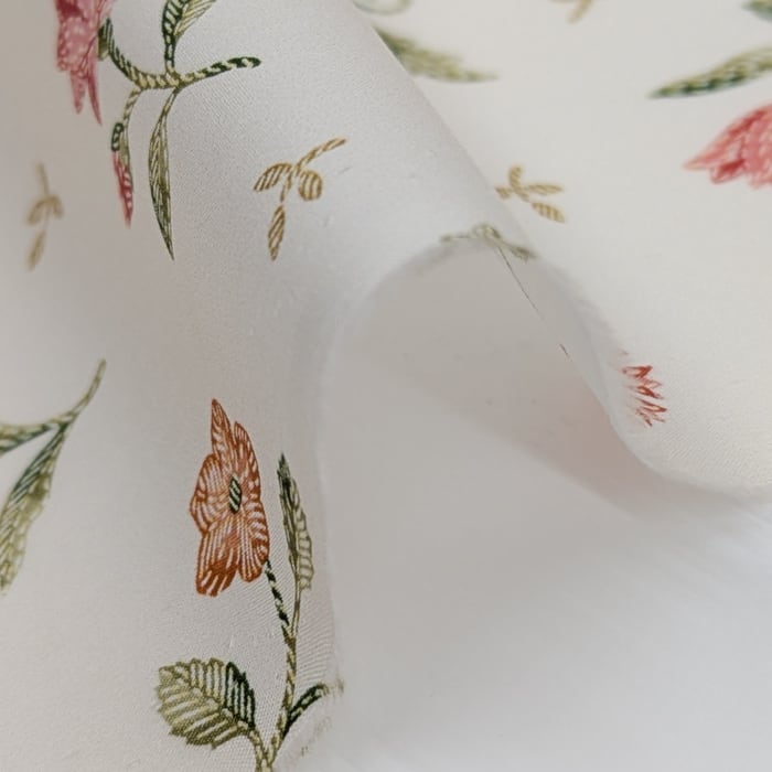 リバティ・ファブリックス　タナローン　Royal Threads　ロイヤル・スレッズ　ライトベージュ地　約108×50cm
