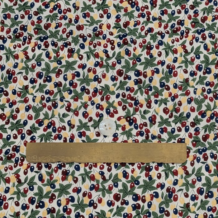 リバティ・ファブリックス　タナローン　Berry Bouquet　ベリー・ブーケ　レッド/ネイビー　約108×50cm