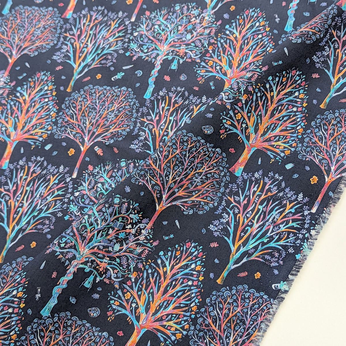 ◆輸入　リバティ　LIBERTY　タナローン　The Artist's Tree Navy　ザ・アーティスツ・ツリー　ネイビー　約130×50cm