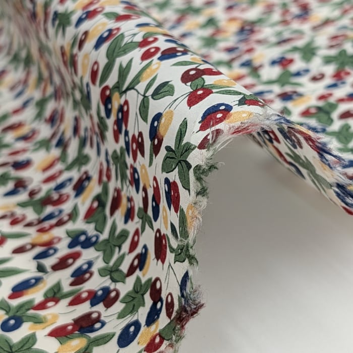 リバティ・ファブリックス　タナローン　Berry Bouquet　ベリー・ブーケ　レッド/ネイビー　約108×50cm