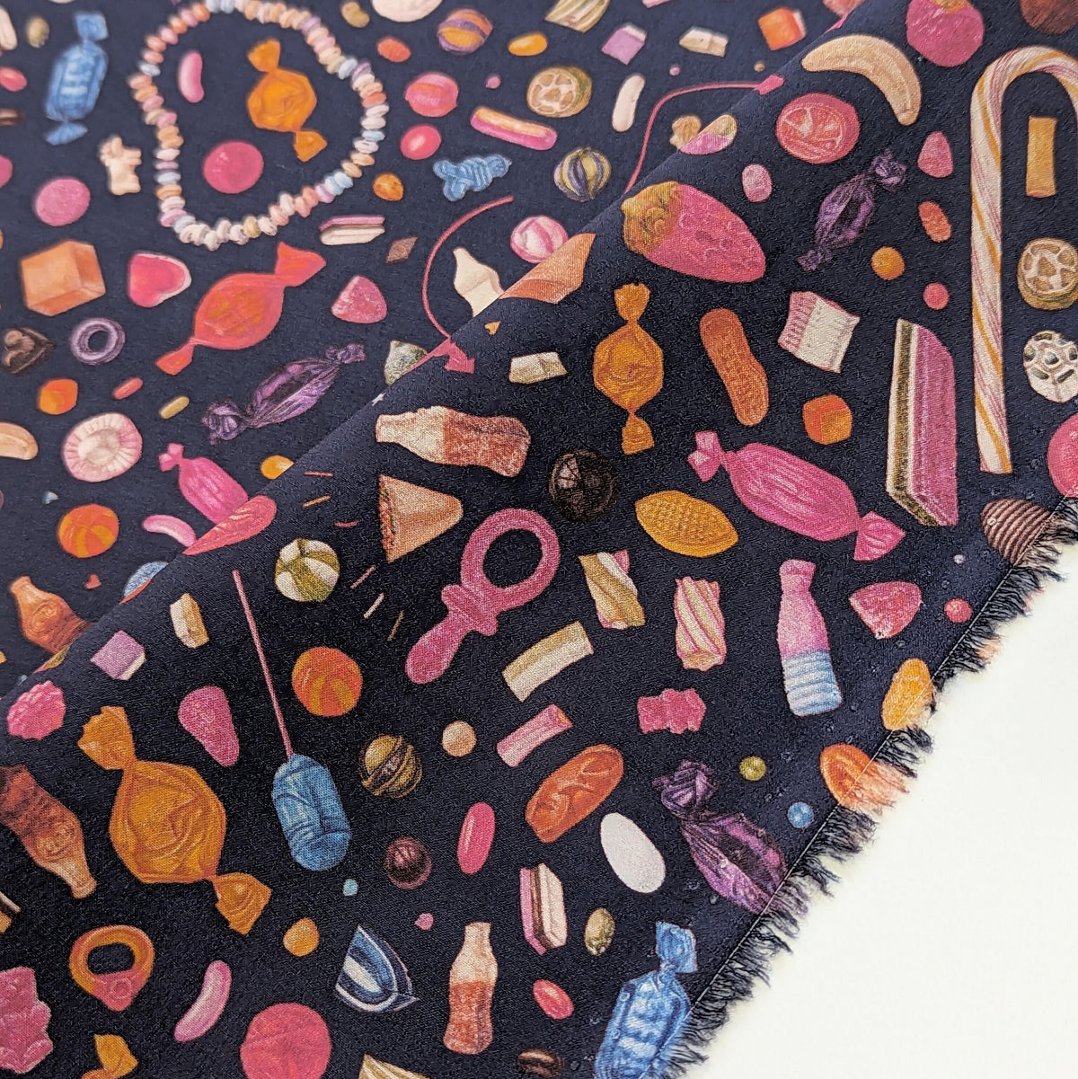 ◆輸入　リバティ　LIBERTY　タナローン　Truly Scrumptious　トゥルーリー・スクランプシャス　ネイビー地　約130×50cm