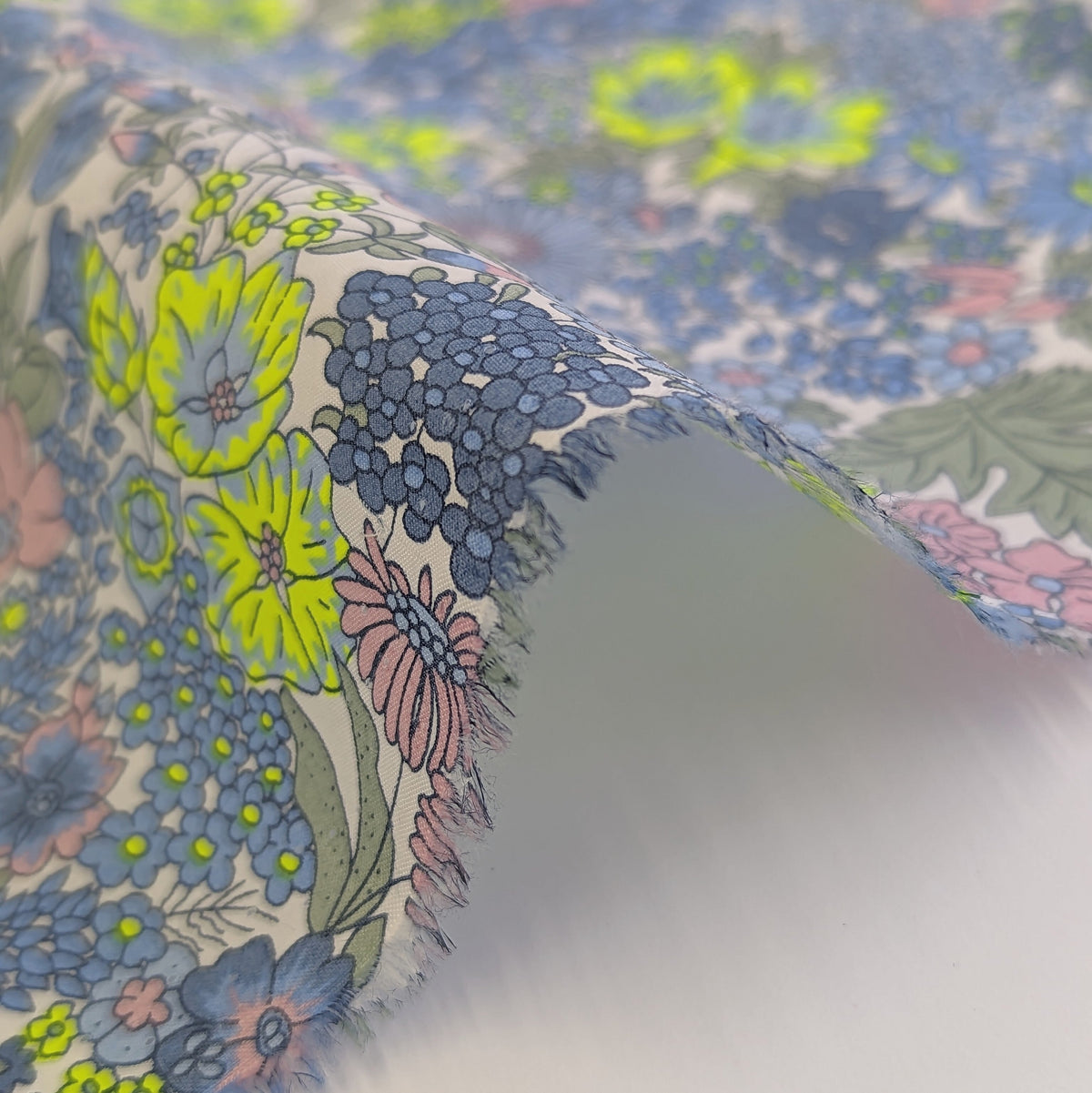 ◆輸入　リバティ　LIBERTY　タナローン　Margaret Annie Neon N　マーガレットアニー　ネオンイエロー　約130×50cm